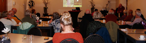 0010 De cursisten luisteren aandachtig